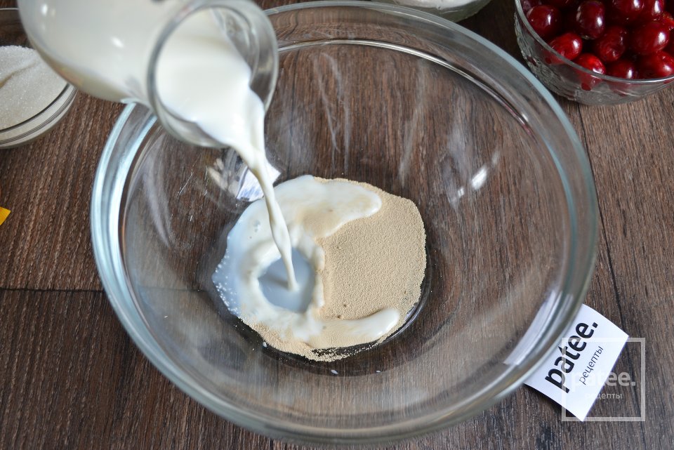 Плюшки с вишней и штрейзелем - Шаг 3