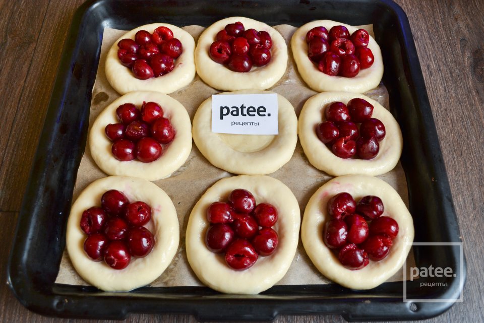 Плюшки с вишней и штрейзелем - Шаг 21