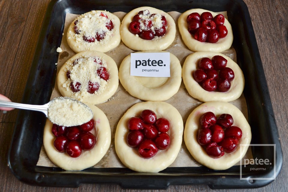 Плюшки с вишней и штрейзелем - Шаг 22