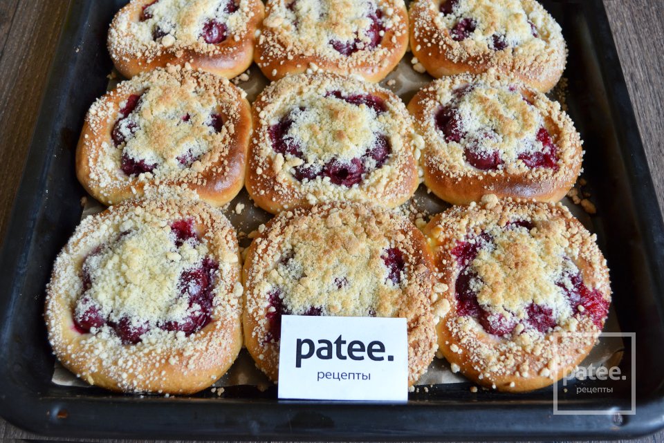 Плюшки с вишней и штрейзелем - Шаг 23