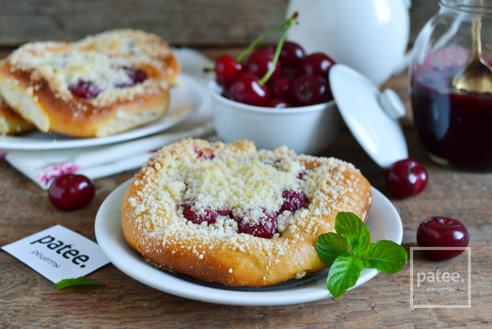 Плюшки с вишней и штрейзелем - Шаг 24