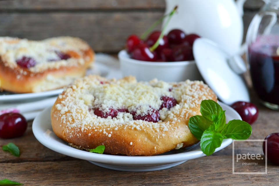 Плюшки с вишней и штрейзелем - Шаг 25