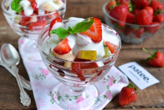 Фруктовый салат со сметанным кремом