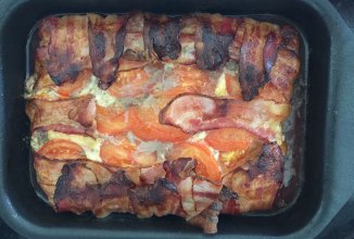 Мясной торт с беконом.