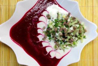 "Русская красавица" - легкий и освежающий холодный суп-свекольник на кефире.