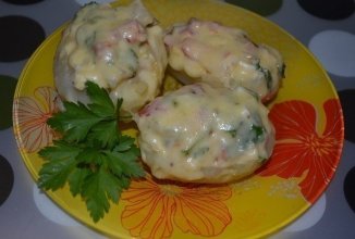 Картофель, фаршированный копченой курицей и овощами под сыром