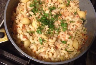 Макароны с куриной грудкой под легким томатным соусом