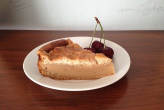 Шоколадно-творожный пирог с клубникой