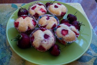 МАФФИНЫ С КЛУБНИКОЙ