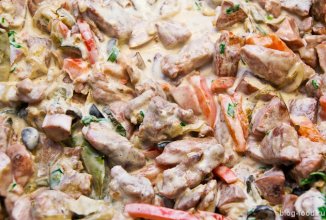 Свинина по-саксонски (с сардельками)