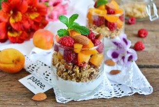 Десерт с йогуртом, гранолой и фруктами