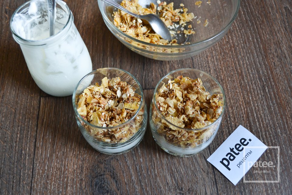 Десерт с йогуртом, гранолой и фруктами - Шаг 11