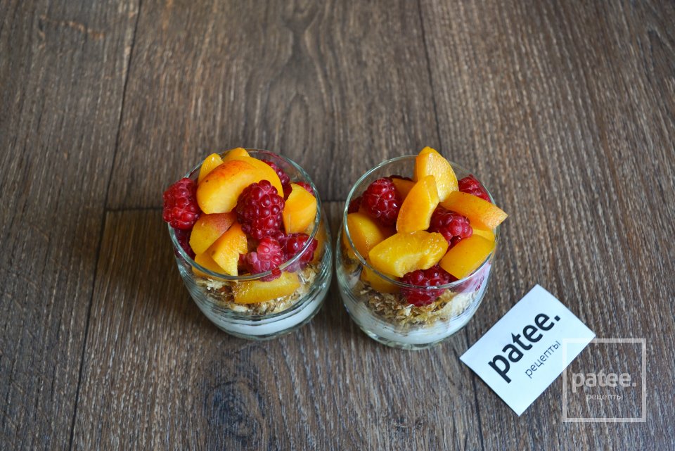 Десерт с йогуртом, гранолой и фруктами - Шаг 12