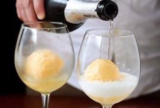 Коктейль с шампанским и мороженым