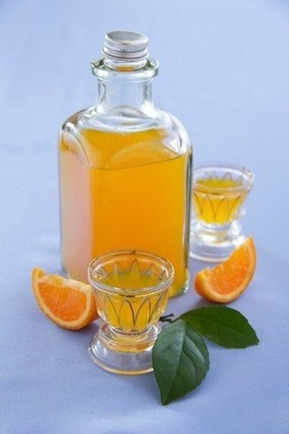 настойка на апельсине на самогоне. настойка из цитрусовых. самогон на апельсине. апельсиновый настой. коктейль с настойкой.
