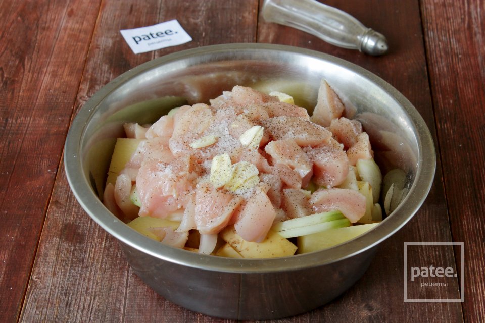 Картофель с куриным филе в сметане - Шаг 7