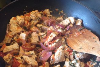 Филе индейки с помидором и луком