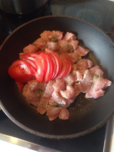 Филе индейки с помидором и луком - Шаг 1