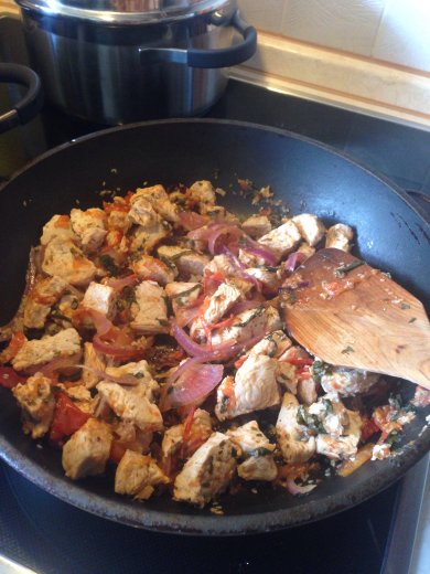 Филе индейки с помидором и луком - Шаг 4