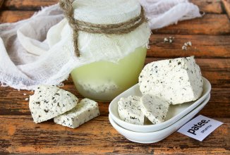 Сыр из творога с базиликом