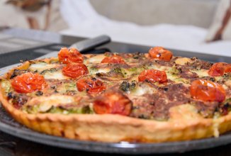 Киш с вялеными помидорами, брокколи и грибами.