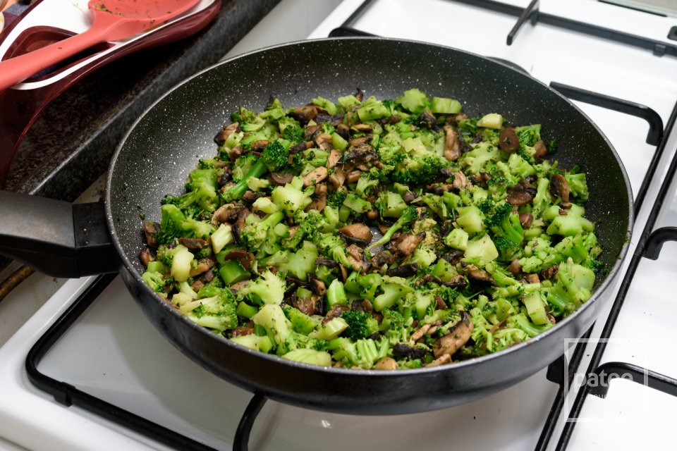 Киш с вялеными помидорами, брокколи и грибами. - Шаг 3