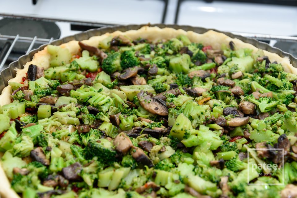 Киш с вялеными помидорами, брокколи и грибами. - Шаг 8