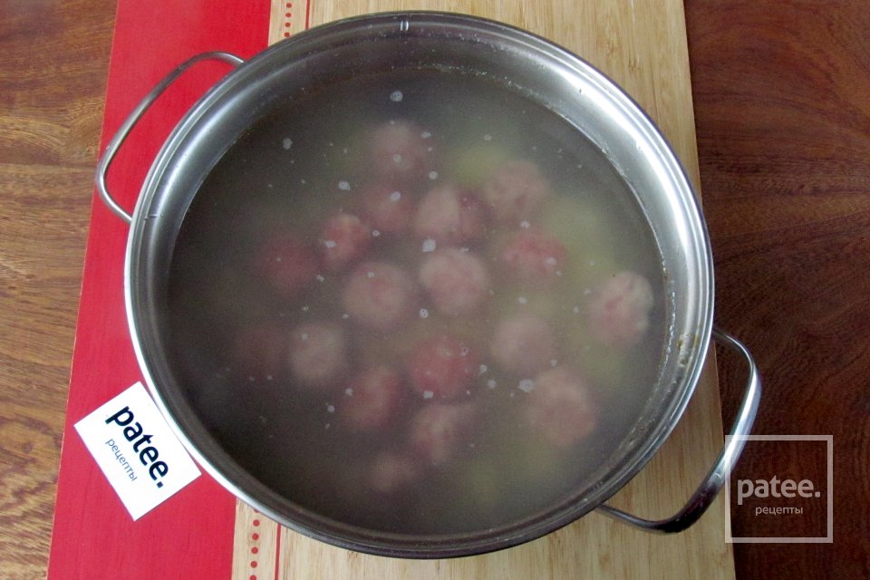 Суп с зелёной гречкой, помидорами и фрикадельками из крольчатины - Шаг 15