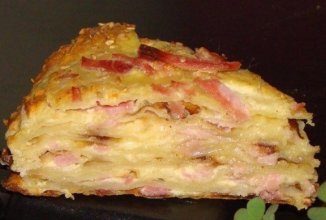 Сырный пирог с ветчиной.