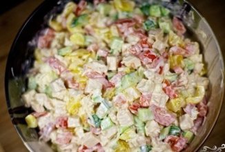 Салат с курицей и овощами.