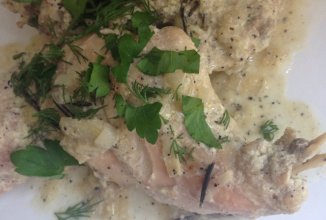 Тушеный кролик в сметанном соусе