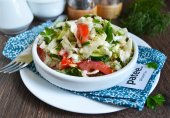 Салат с капустой, помидорами и сметаной