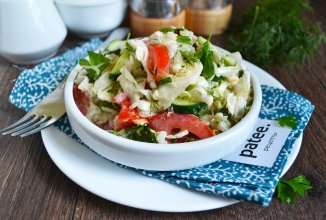 Салат с капустой, помидорами и сметаной