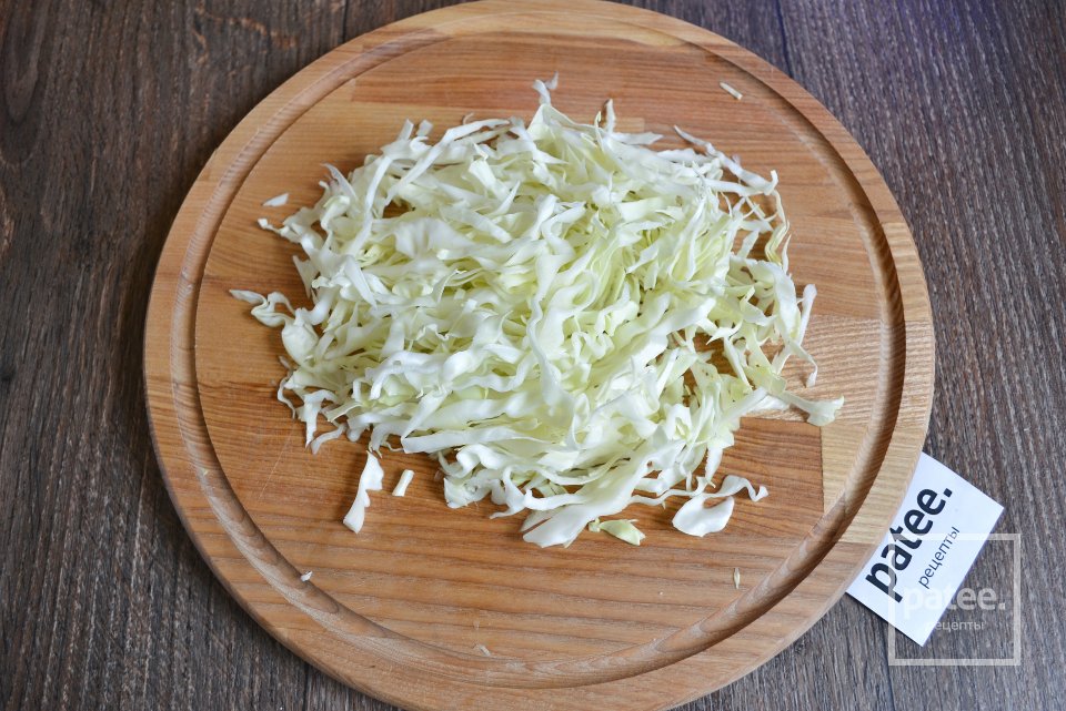 Салат с капустой, помидорами и сметаной - Шаг 2