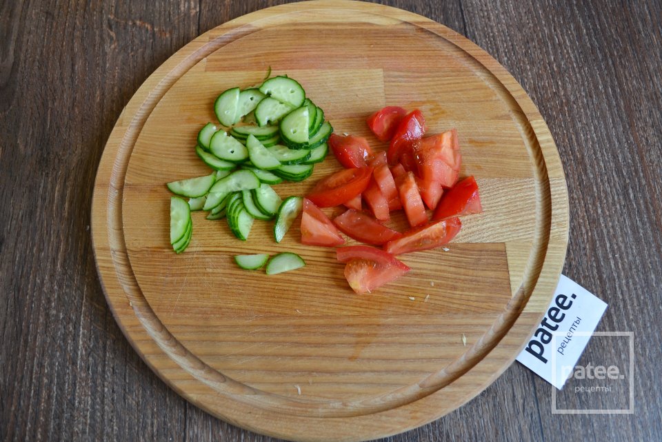 Салат с капустой, помидорами и сметаной - Шаг 4