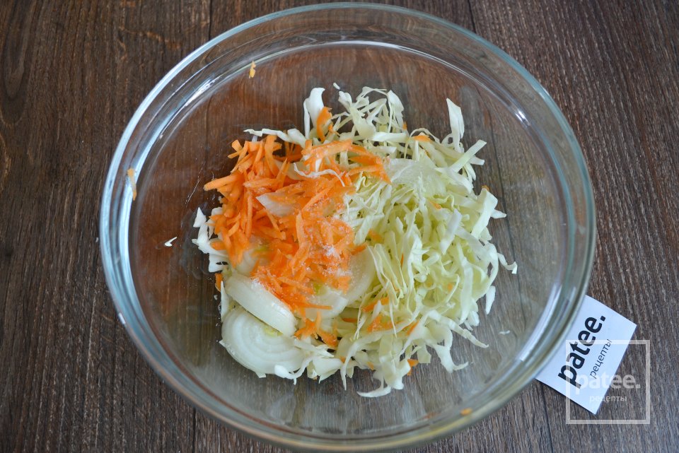 Салат с капустой, помидорами и сметаной - Шаг 5