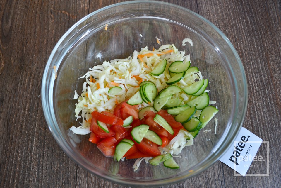 Салат с капустой, помидорами и сметаной - Шаг 6