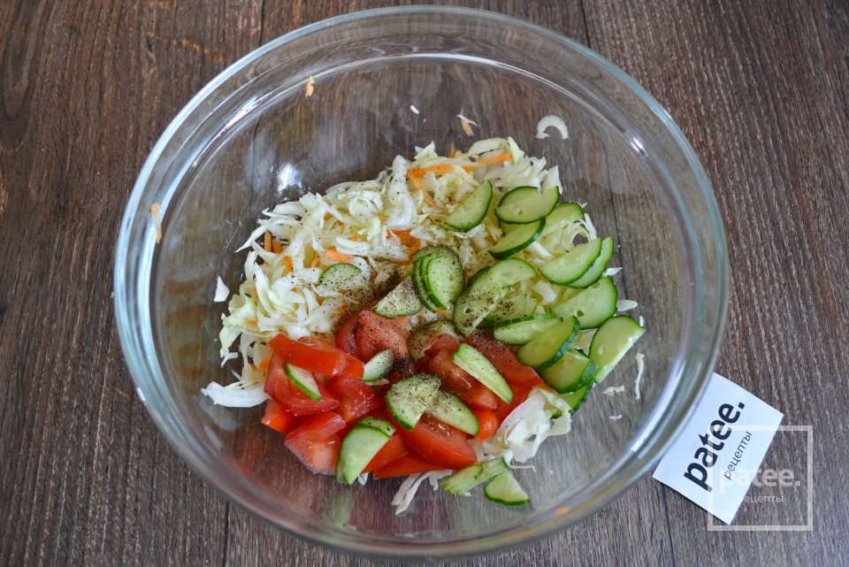 Салат с капустой, помидорами и сметаной - Шаг 7