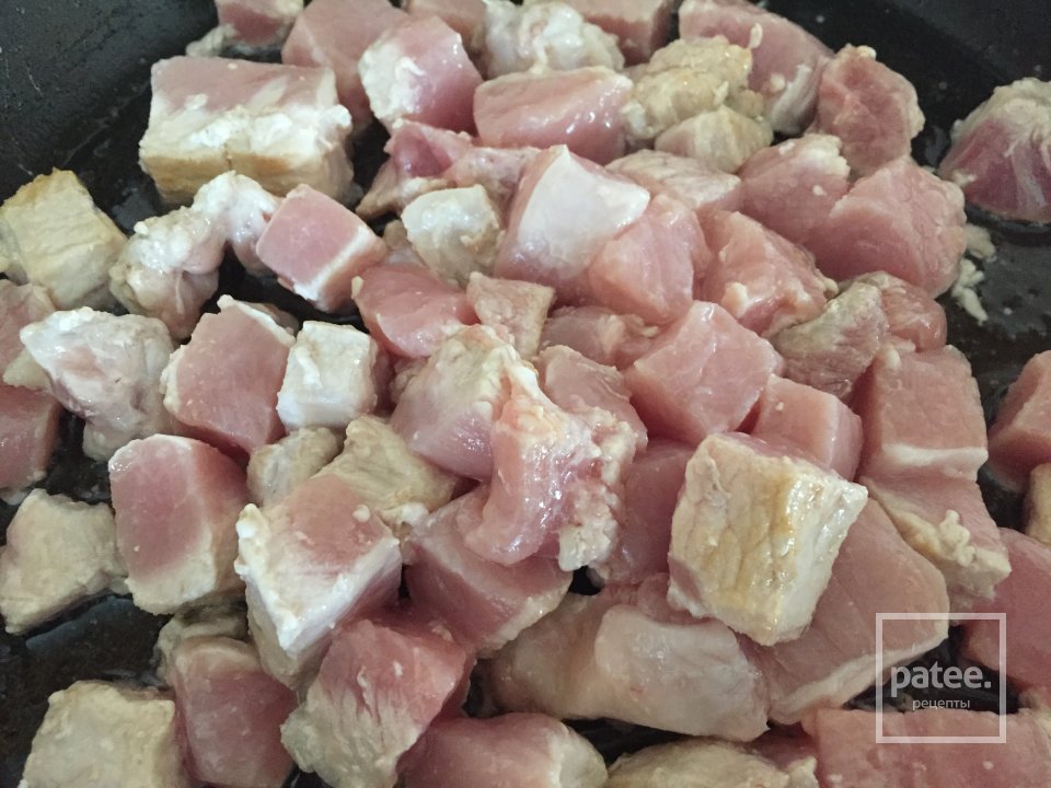 Жаркое из свинины с картошкой и томатным соком - Шаг 1