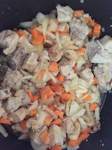 Жаркое из свинины с картошкой и томатным соком - Шаг 4