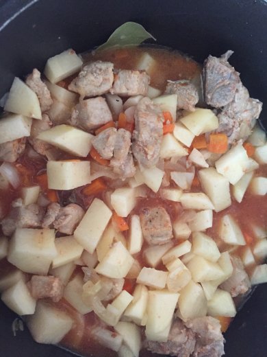 Жаркое из свинины с картошкой и томатным соком - Шаг 5