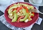 Теплый салат с фарфалле, помидорами и моцареллой