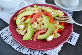 Теплый салат с фарфалле, помидорами и моцареллой