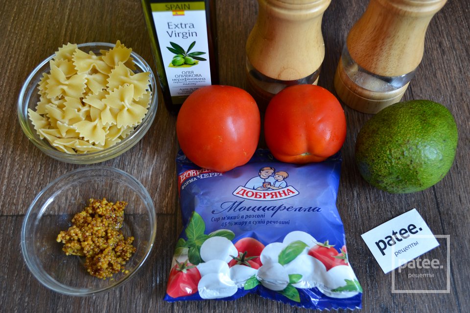 Теплый салат с фарфалле, помидорами и моцареллой - Шаг 1