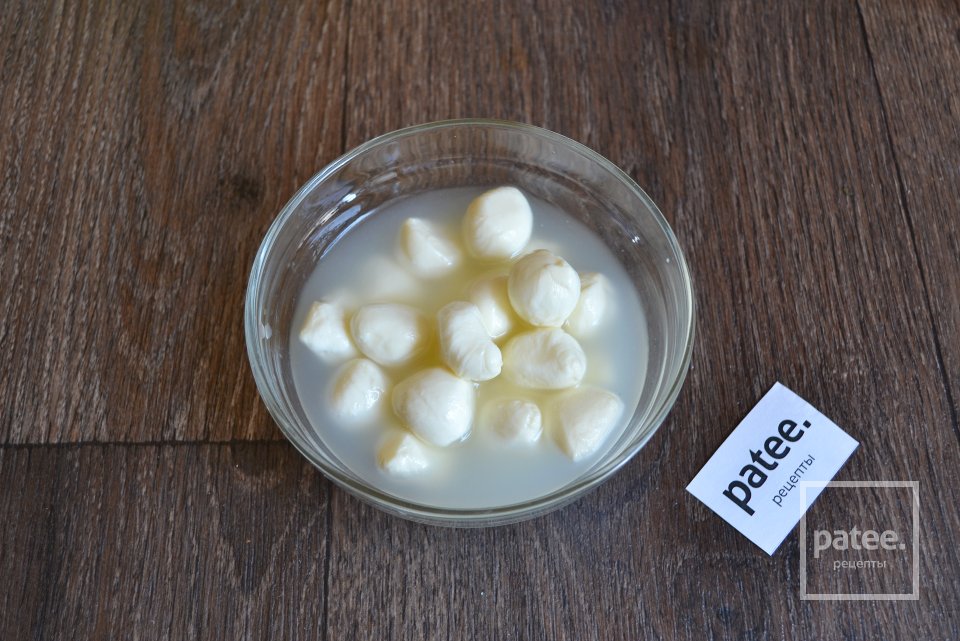 Теплый салат с фарфалле, помидорами и моцареллой - Шаг 2