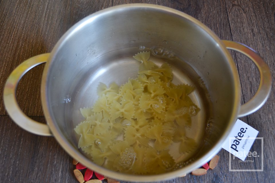 Теплый салат с фарфалле, помидорами и моцареллой - Шаг 6