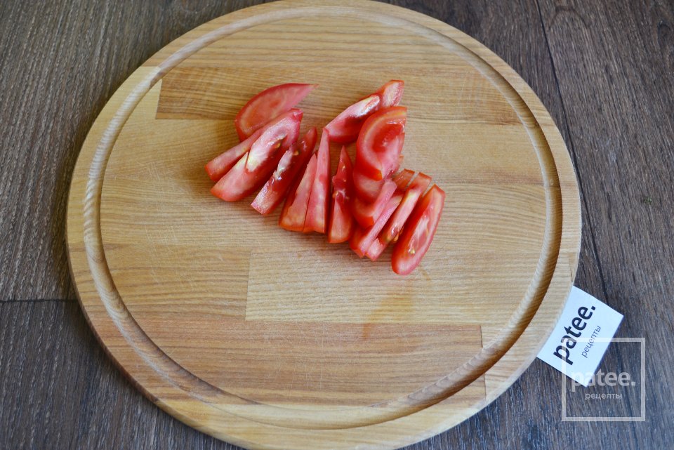 Теплый салат с фарфалле, помидорами и моцареллой - Шаг 7