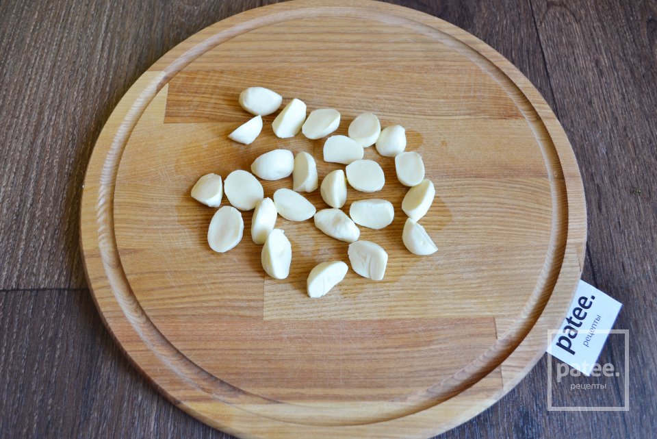 Теплый салат с фарфалле, помидорами и моцареллой - Шаг 8