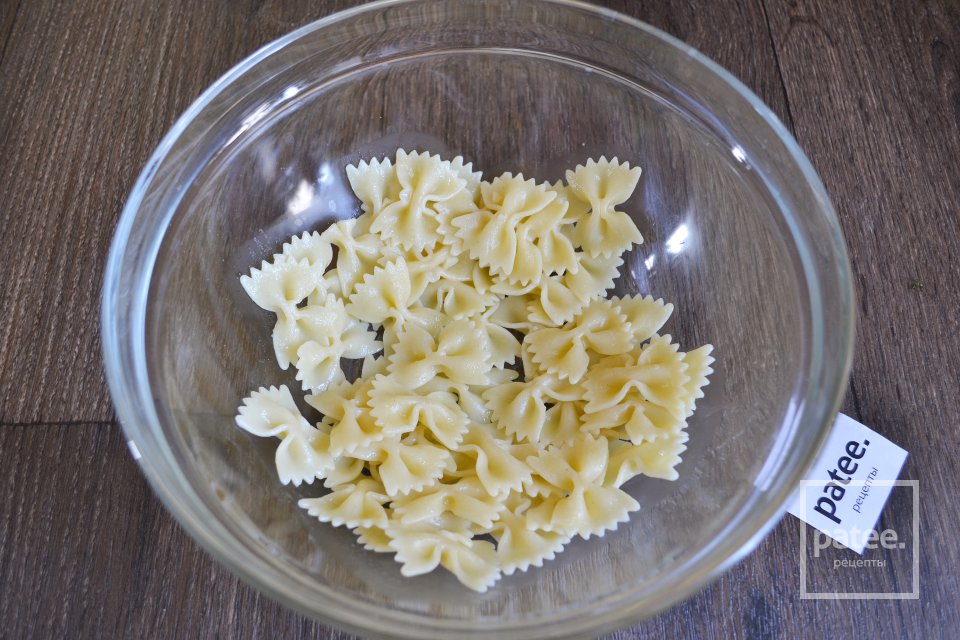 Теплый салат с фарфалле, помидорами и моцареллой - Шаг 10