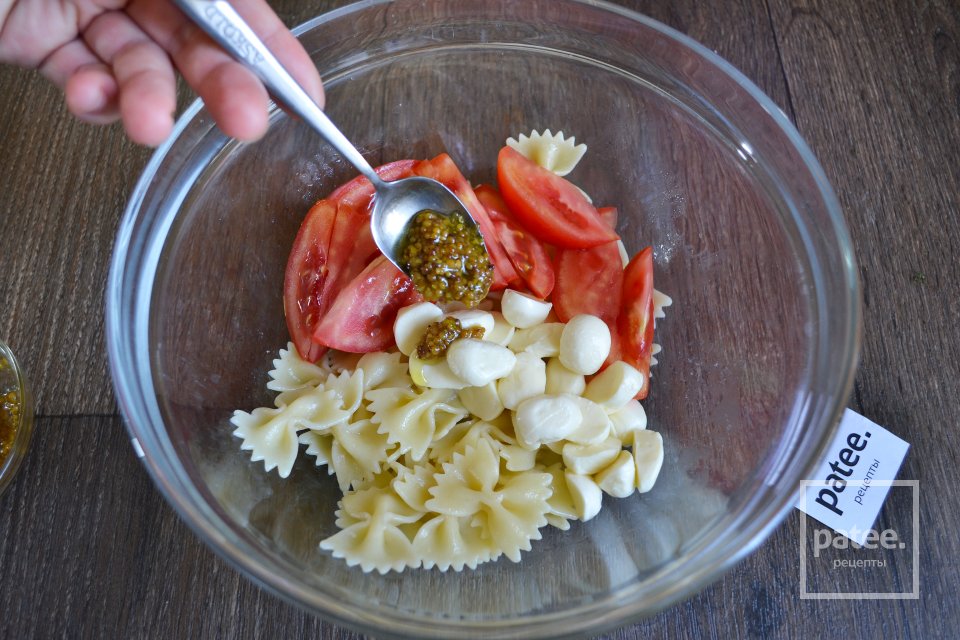Теплый салат с фарфалле, помидорами и моцареллой - Шаг 11